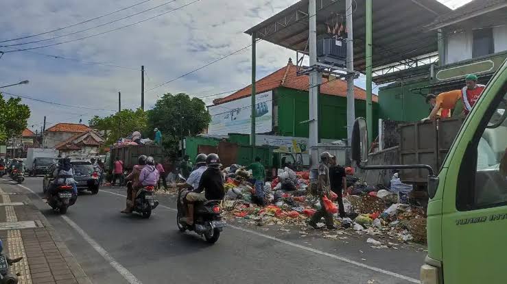 TPS Meluber ke Jalan Raya Kota-Kota Indonesia: Bukti Masterplan Persampahan Daerah Tidak Jalan dan Cara Memperbaikinya